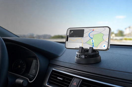 Soporte magnetico LISEN 360 instalado en el tablero de un auto, sosteniendo un celular con GPS
